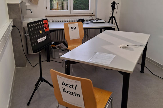 IKM-Testraum mit einen Tisch, zwei Stühlen und Kammeras.